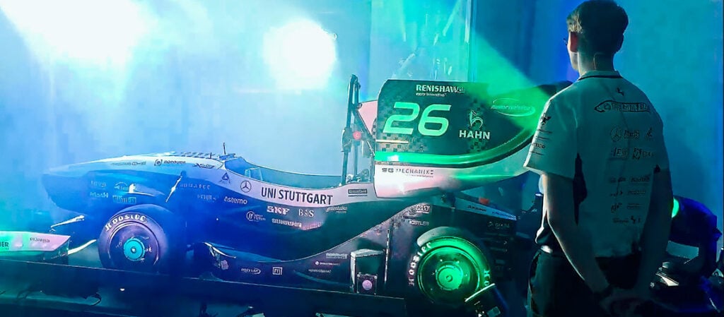 Felix Wild vor dem neuen Rennwagen X0711-3 vom Rennteam Stuttgart