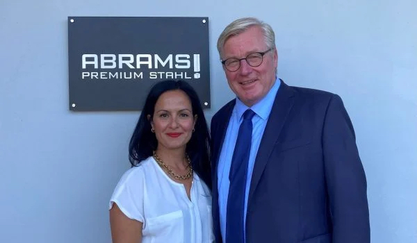 Minister Althusmann und COO ABRAMS Frau Nur Hayat Nezir vor dem Abrams Pemium Stahl Logo