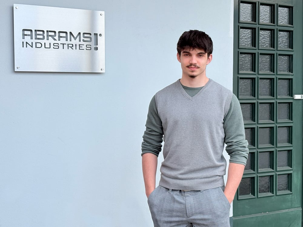 Abrams Industries Praktikant Philippe am ersten Tag