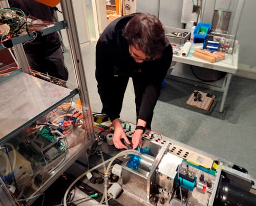 Student des Rennteams Stuttgart beim Motor Testbench