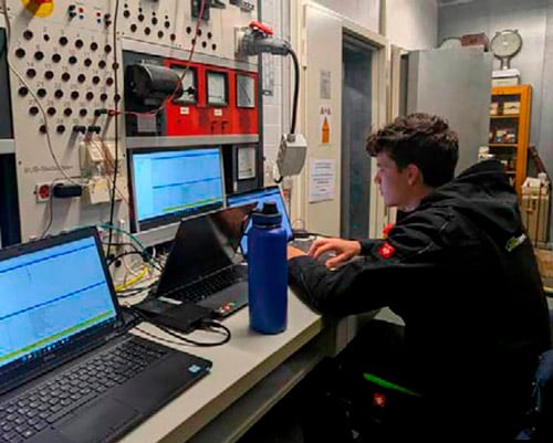 Student des Rennteams Stuttgart am Steuerstand