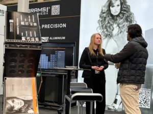 abrams-Messestand-Hannover-Kundengespreach