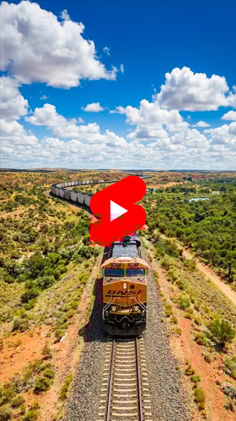 Laengster Zug der Welt fährt durch eine Wüstenlandschaft