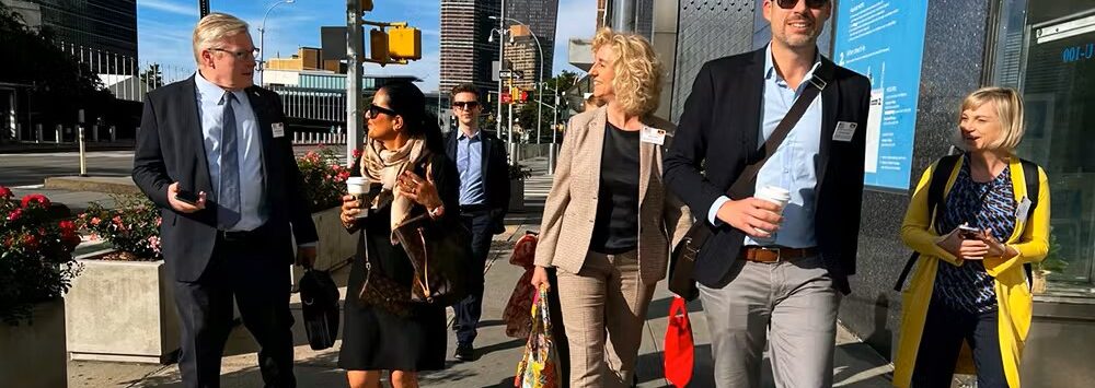 Minister Althusmann und Frau Nur H. Nezir im Gespräch in Chicago auf dem Weg zum Briefing