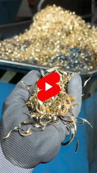 goldene Stahl-Spaene