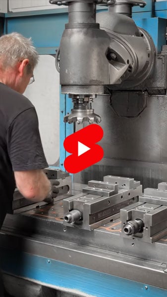 Maschinenschraubstöcke werden auf dem Tisch einer Fräsmaschine ausgerichtet