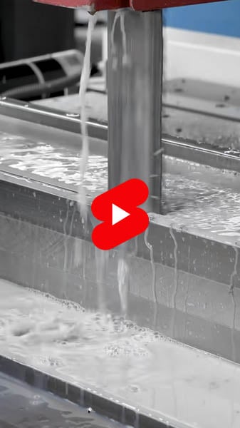 Video zeigt das intensive Kühlen und Abschrecken von frisch geschnittenem Stahl mit Wasser