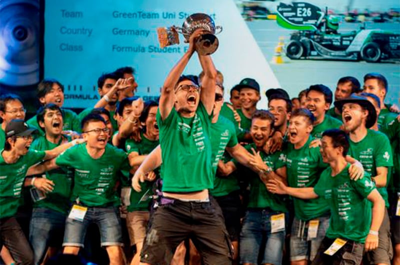 Rennteam Stuttgart mit Siegerpokal